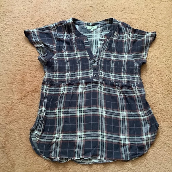 5 Medium sized Tops - Picture 9 of 10